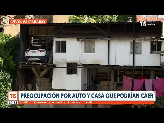 ⁣Casa y auto cuelgan en cerro en Valparaíso