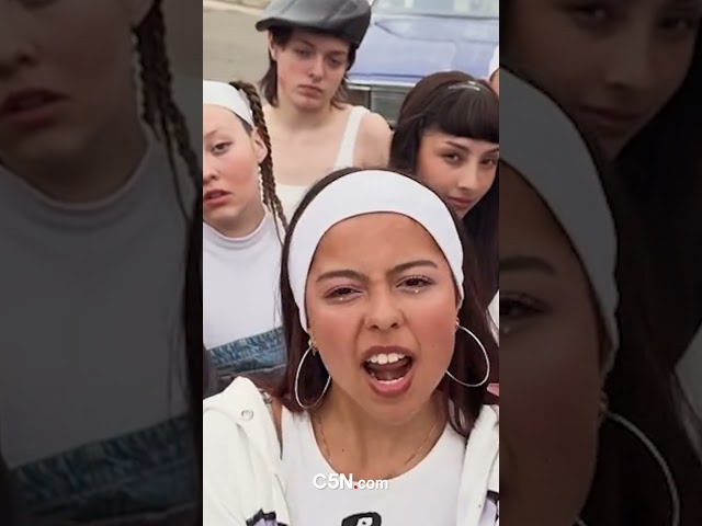 ⁣¿LA DOBLE DE EMILIA? UNA FAN RECREÓ EL VIDEOCLIP DE "JAGGER"