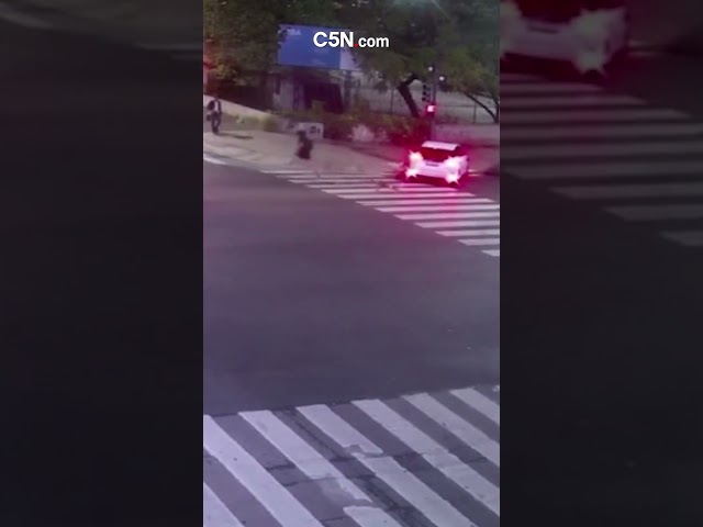 ⁣UN CICLISTA CRUZÓ en ROJO y lo ATROPELLARON