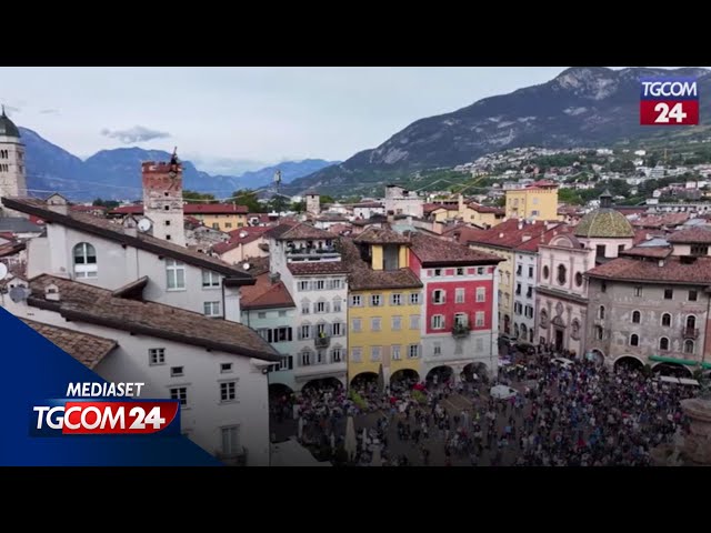 ⁣Trento, Jaan Roose sorvola piazza Duomo sullo slackline a 30 metri di altezza