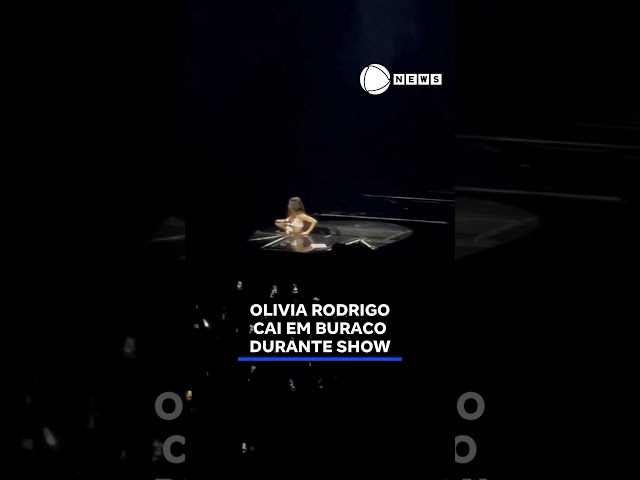 ⁣Cantora Olivia Rodrigo cai em buraco durante show.  #RecordNews #shorts