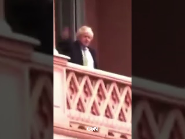 ⁣El SALUDO de BORIS JOHNSON desde el BALCÓN de la CASA ROSADA