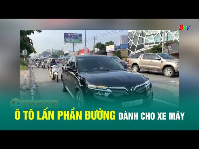 ⁣Ô tô lấn phần đường dành cho xe máy