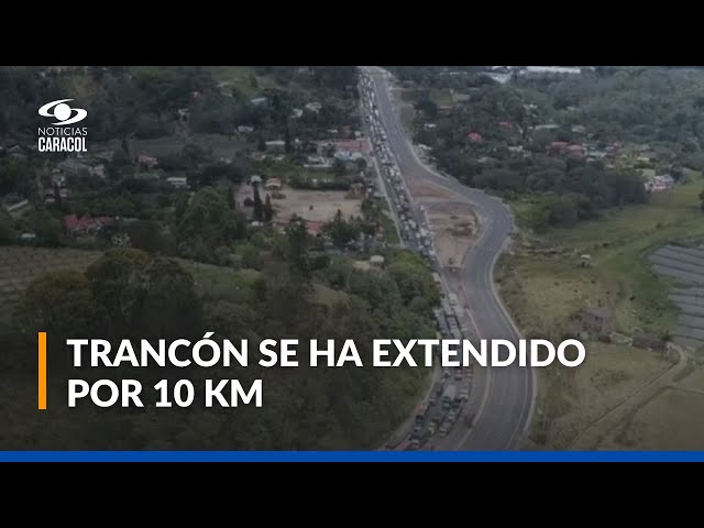 ⁣Bloqueada la vía Bogotá-Melgar por protesta: imágenes aéreas del enorme trancón