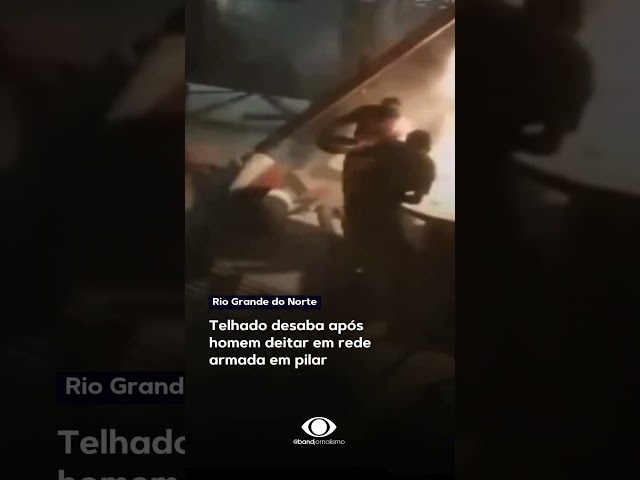 ⁣Telhado desaba após homem deitar em rede armada em pilar #shorts