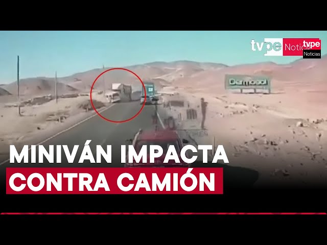 ⁣Arequipa: minivan invade carril y ocasiona accidente