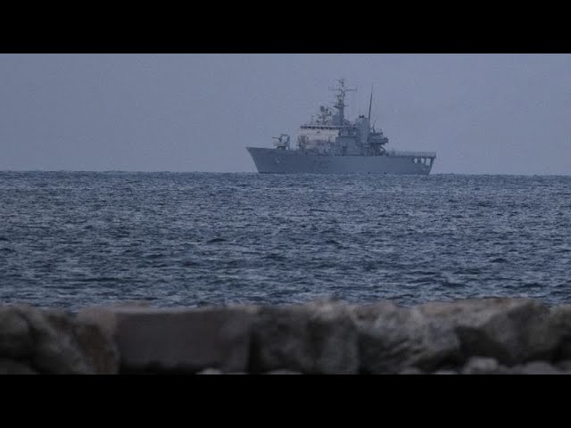 ⁣Droit d'asile : le premier navire italien avec 16 migrants à bord arrive en Albanie