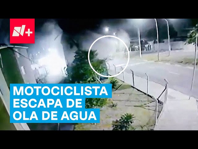 ⁣Torre de agua colapsa; casi cae sobre motociclista - N+