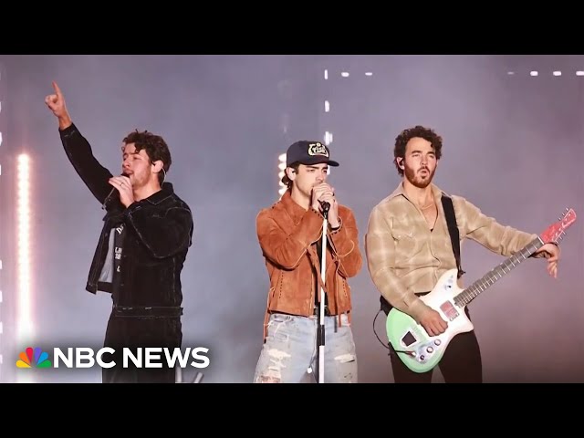 ⁣Nick Jonas runs off stage after fan flashes laser pointer at him