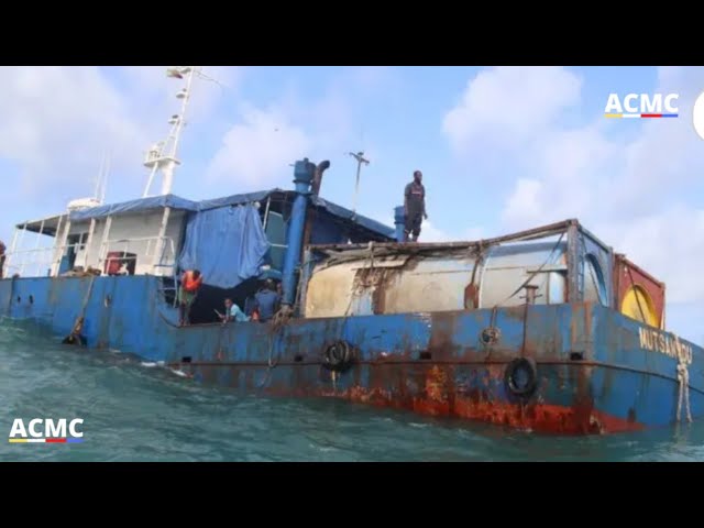 ⁣ ALERTE INFO:Accident maritime, un navire échoué à Djoiezi provoque une fuite massive du carburant