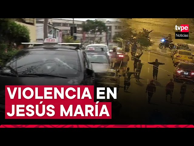 ⁣Caos en Jesús María: presuntos barristas de Alianza Lima destruyen autos y puestos de comida