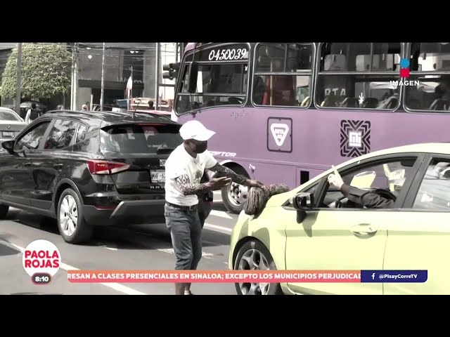 ⁣Patricio y Daniel trabajan como limpiaparabrisas para sacar a sus hijos adelante