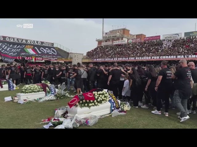 ⁣Foggia, allo stadio Zaccheria il funerale dei tre tifosi