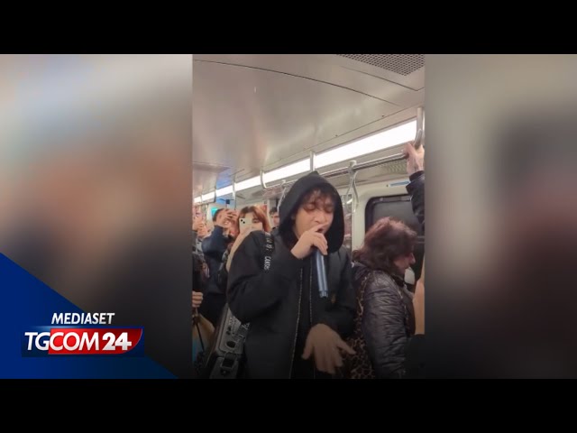 ⁣Tananai spoilera la sua nuova canzone in metro a Milano