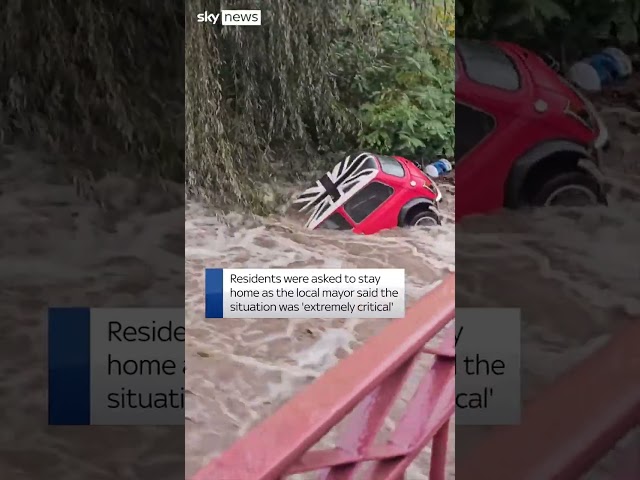 ⁣Mini Cooper swept away in flood