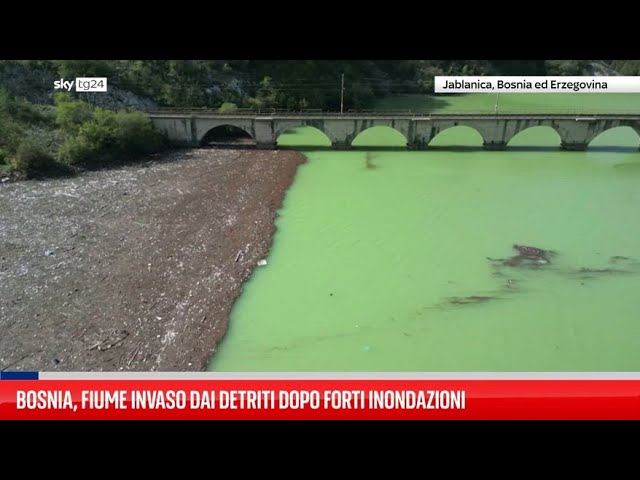 ⁣Bosnia, fiume invaso dai detriti dopo forti inondazioni