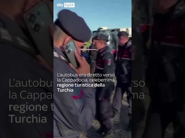 ⁣Turchia, autobus ribaltato: le immagini dell'incidente