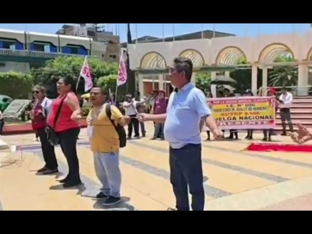 ⁣Tumbes: Docentes se amarran en la Plaza Mayor en el tercer día de huelga