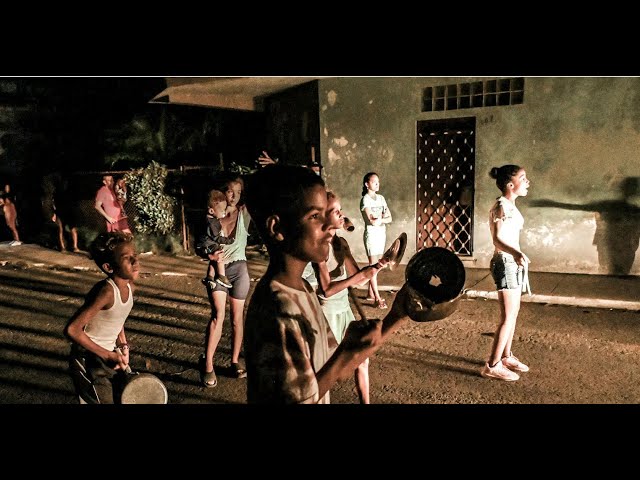 ⁣URGENTE: NOCHE DE PROTESTAS EN CUBA TRAS APAGÓN MASIVO EN TODA LA ISLA