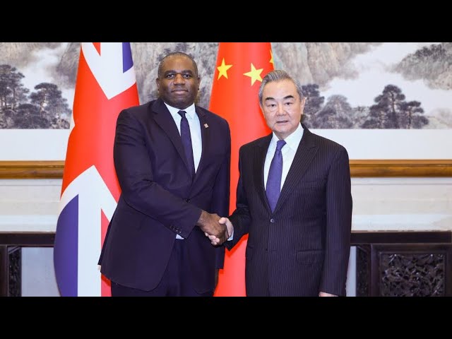 ⁣Le ministre chinois des AE s'entretient avec son homologue britannique