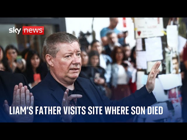 ⁣Liam Payne death: Father kisses pictures outside hotel where One Direction star died