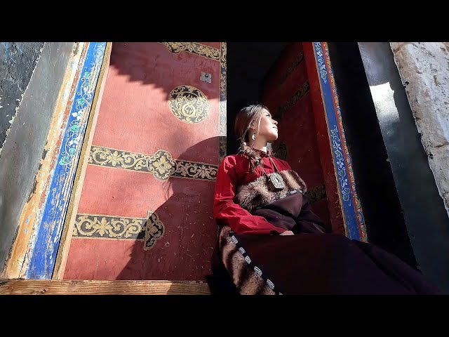 ⁣Embrace the unique charm of traditional Tibetan costumes