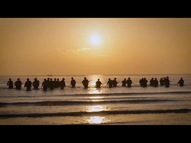 ⁣Nach 80 Jahren: Soldaten stellen D-Day nach