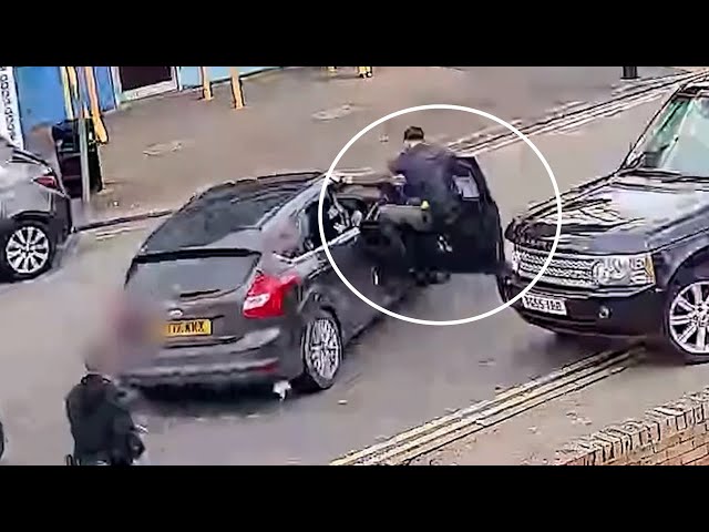 ⁣WATCH | Cop clings to door of fleeing suspect vehicle in the United Kingdom