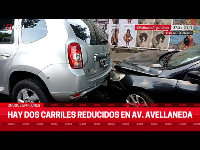 ⁣CHOQUE MÚLTIPLE en FLORES: una CAMIONETA IMPACTÓ a 4 AUTOS ESTACIONADOS