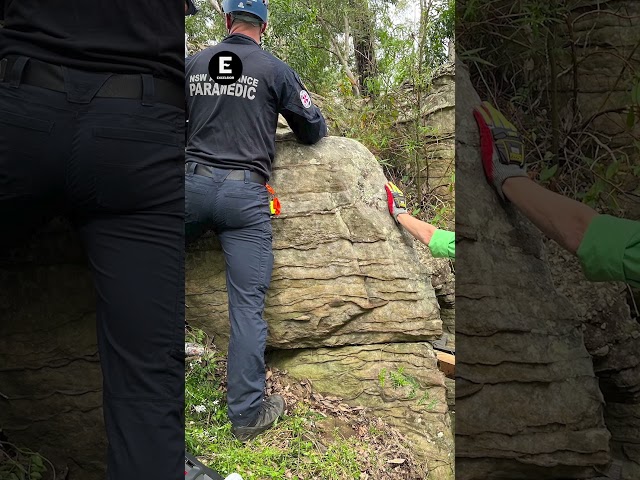 ⁣Mujer Queda Atrapada Entre Rocas al Intentar Recuperar su Teléfono en Australia