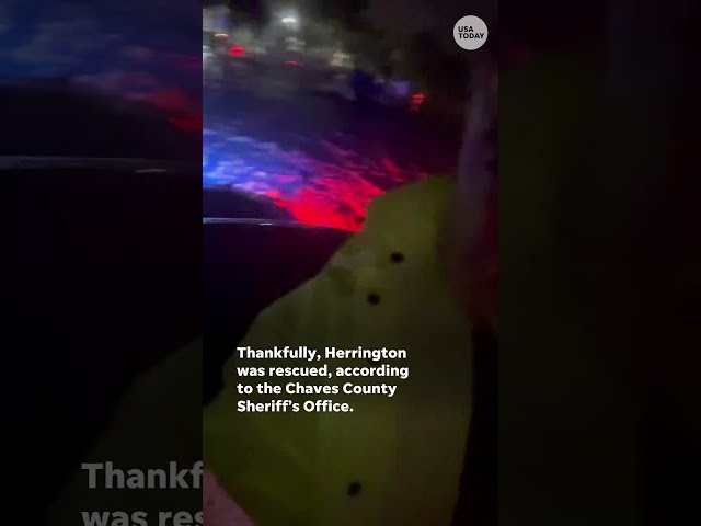 ⁣Dramatic video: New Mexico sheriff stranded by floodwaters #Shorts