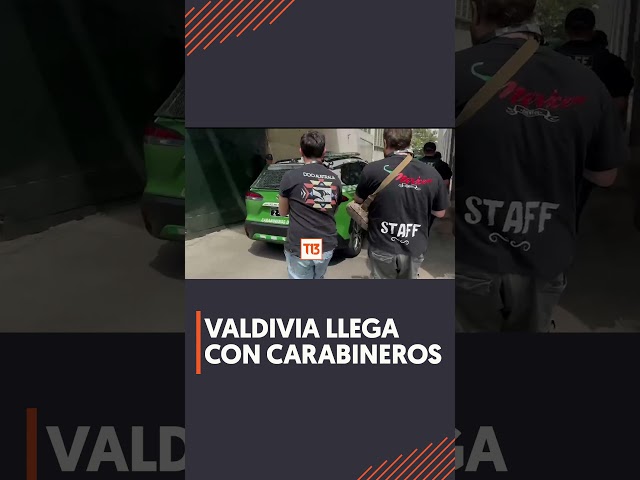 Así fue la llegada de Jorge Valdivia  al Centro de Justicia en un carro de Carabinerosmp4