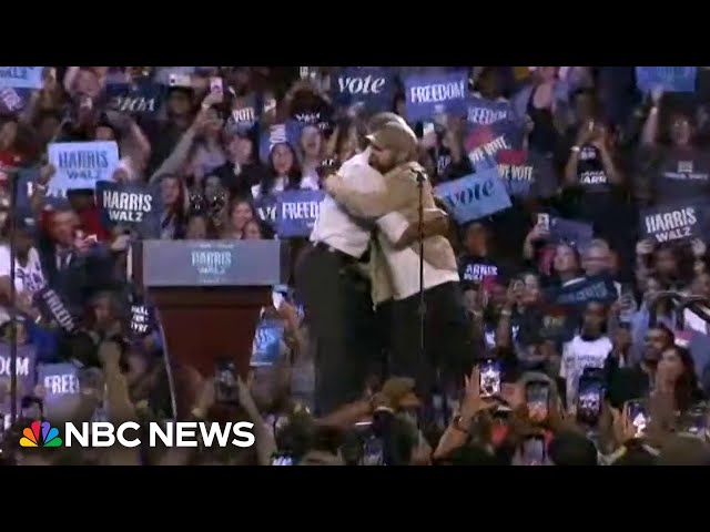 ⁣Obama jokes his "palms are sweaty" after Eminem introduction at Detroit rally