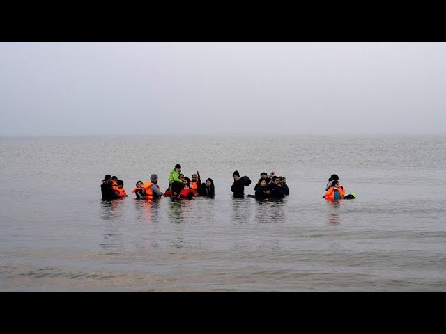 ⁣Fallecen dos inmigrantes en el Canal de la Mancha: 46 pasajeros han sido rescatados