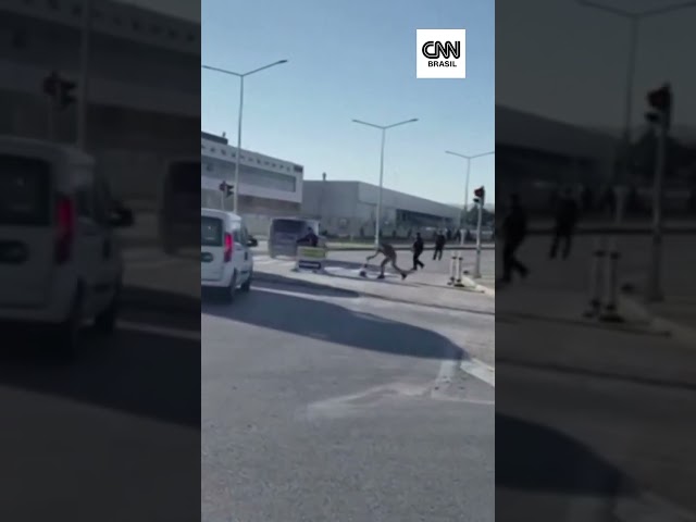 ⁣Ataque terrorista em empresa aeroespacial deixa mortos na Turquia #Shorts