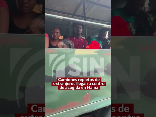 ⁣Camiones repletos de extranjeros llegan a centro de acogida en Haina