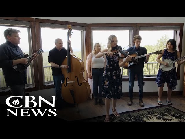 ⁣Bluegrass Music Sensation Uses Her Talents to Glorify God