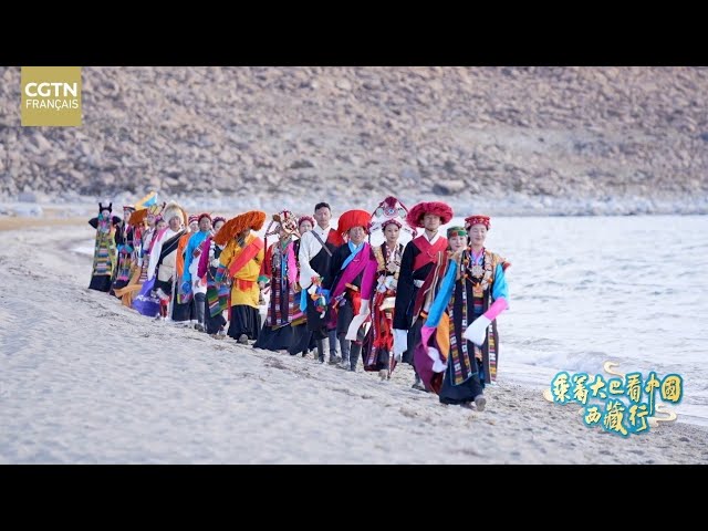 ⁣Un show de costumes traditionnels tibétains près du lac Pelku