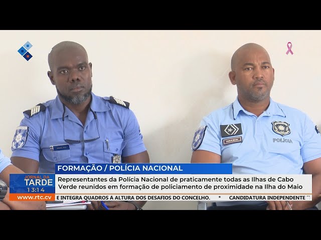 ⁣Representantes da Polícia Nacional reunidos em formação de policiamento de proximidade, no Maio