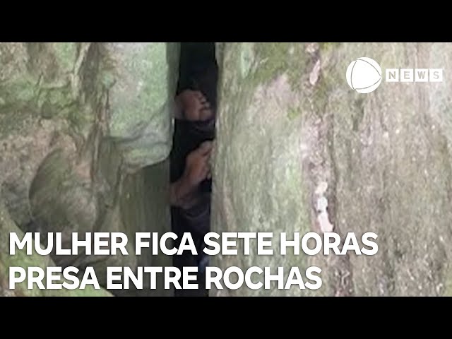 ⁣Mulher fica sete horas presa entre rochas ao tentar pegar celular