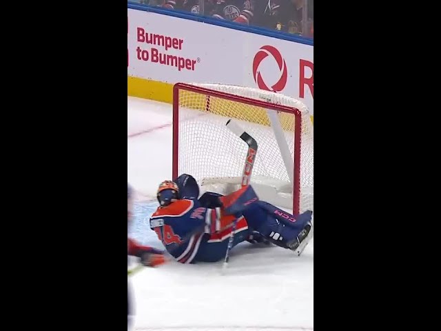 ⁣Stuart Skinner Hits The Breakdance Save 