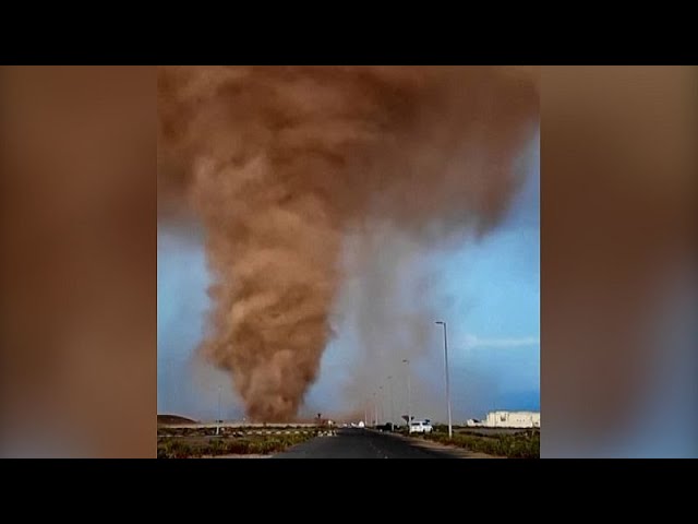 ⁣No Comment. Une énorme tornade de poussière tourbillonnant près de la ville de Charjah