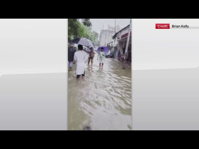 ⁣India, ciclone Dana su Kolkata: strade allagate e danni