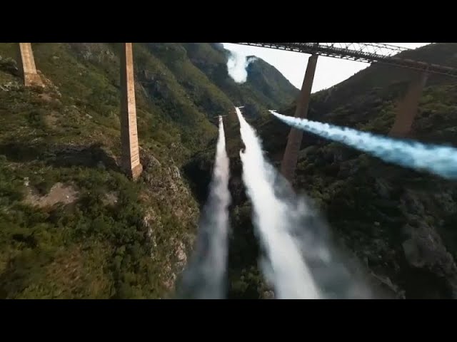 ⁣No Comment. Des avions acrobatiques volent à l'envers sous le plus haut pont ferroviaire d'