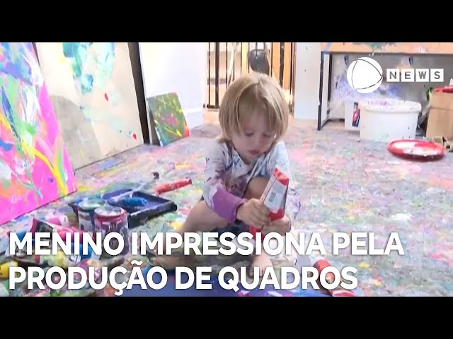 ⁣Menino de três anos impressiona pela produção de quadros