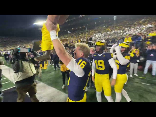 ⁣Michigan’s 2024 Paul Bunyan celebration: Wolverines run with the trophy after beating Michigan State