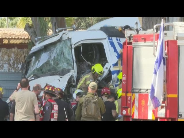 ⁣Israël : un camion fonce sur un arrêt de bus près de Tel-Aviv, faisant au moins un mort