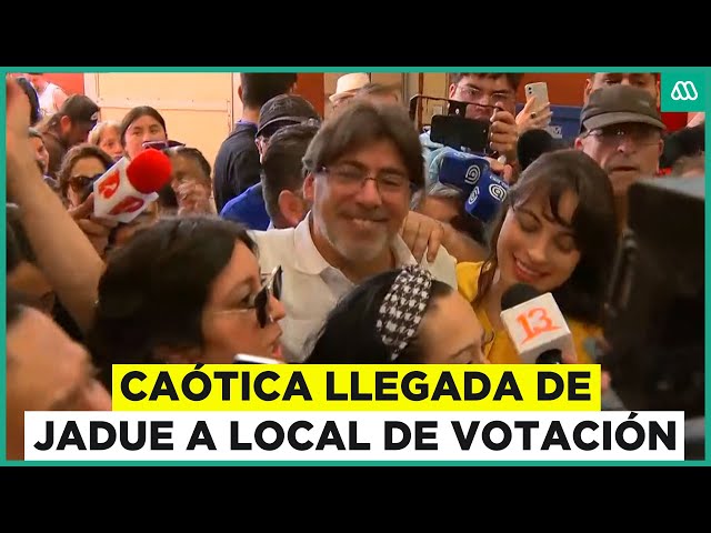 ⁣Caótica llegada de Daniel Jadue a local de votación en Recoleta