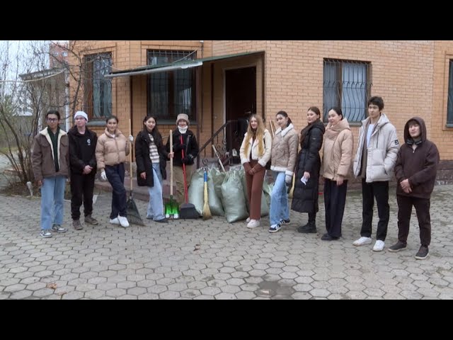 ⁣«Елорда аруы» байқауының қатысушылары қарттар үйінің ауласын тазартты