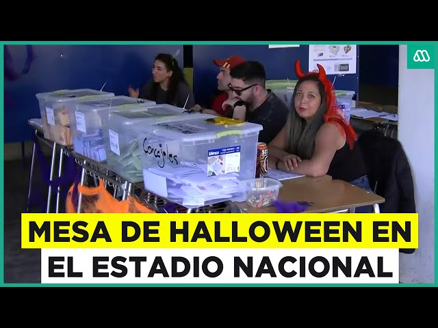 ⁣Mesa de Halloween en el Estadio Nacional: Reparten dulces a los votantes